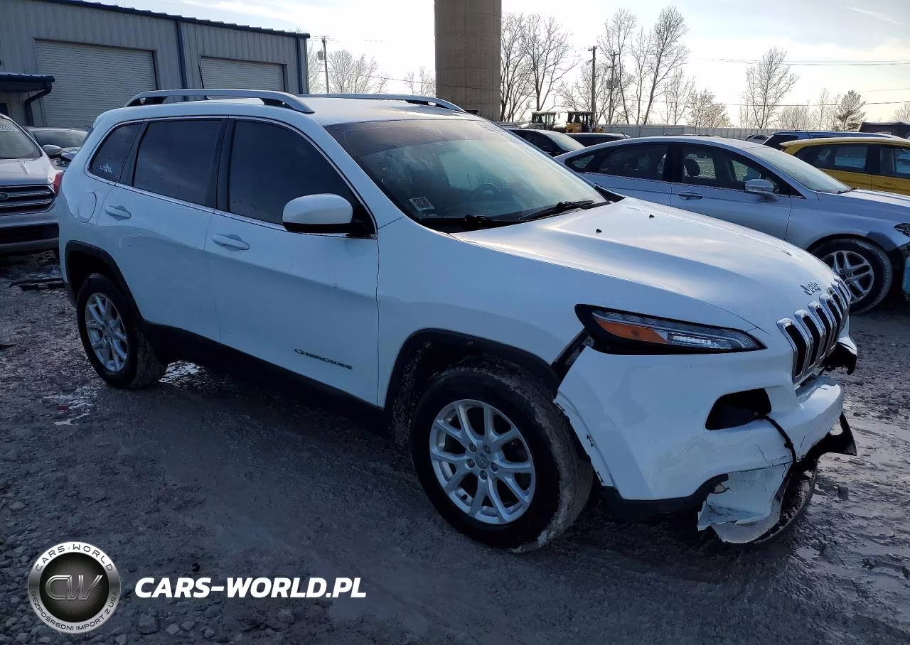 2017 Jeep Cherokee Latitude VIN:1C4PJMCSXHW656571 - 4