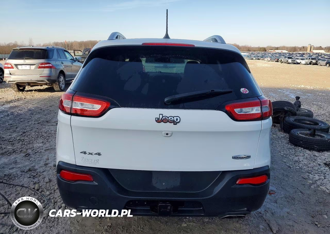2017 Jeep Cherokee Latitude VIN:1C4PJMCSXHW656571 - 6