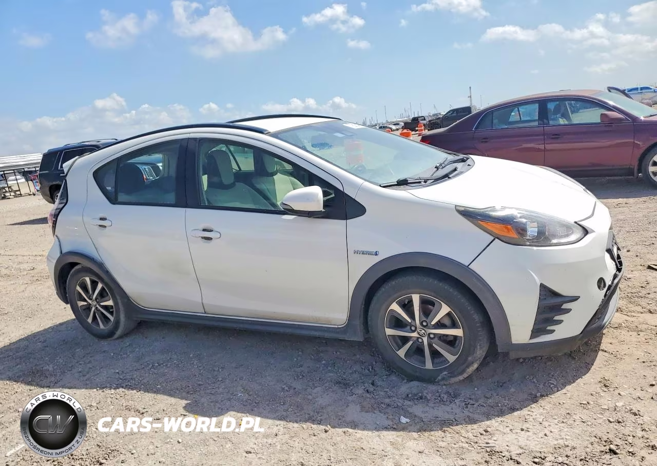 2018 Toyota Prius C One VIN:JTDKDTB38J1611802 - 4