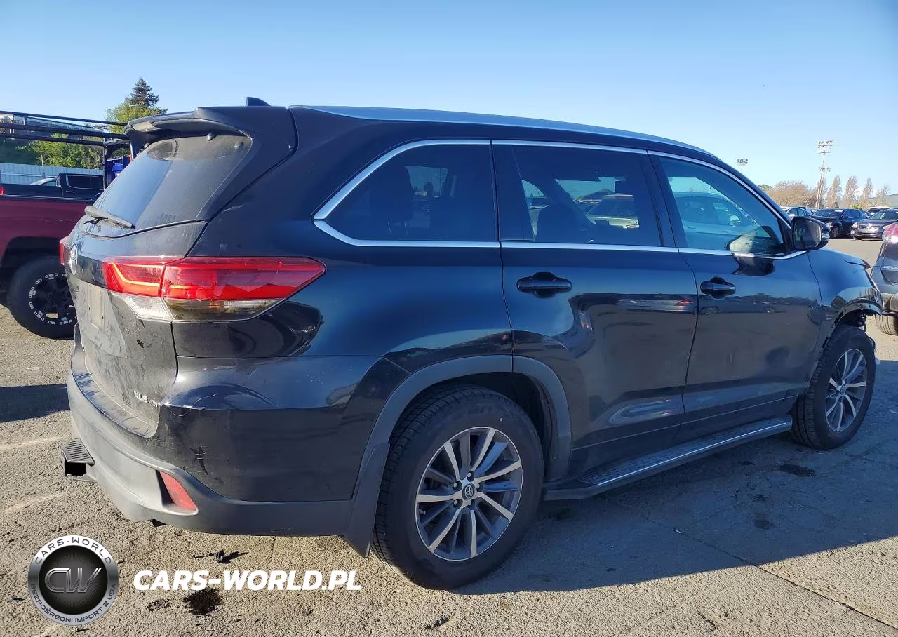 2018 Toyota Highlander Xle VIN:5TDJZRFH9JS858089 - 3
