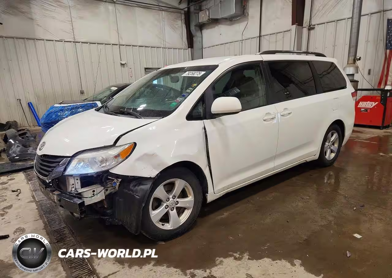 2014 Toyota Sienna Le 8-Passenger