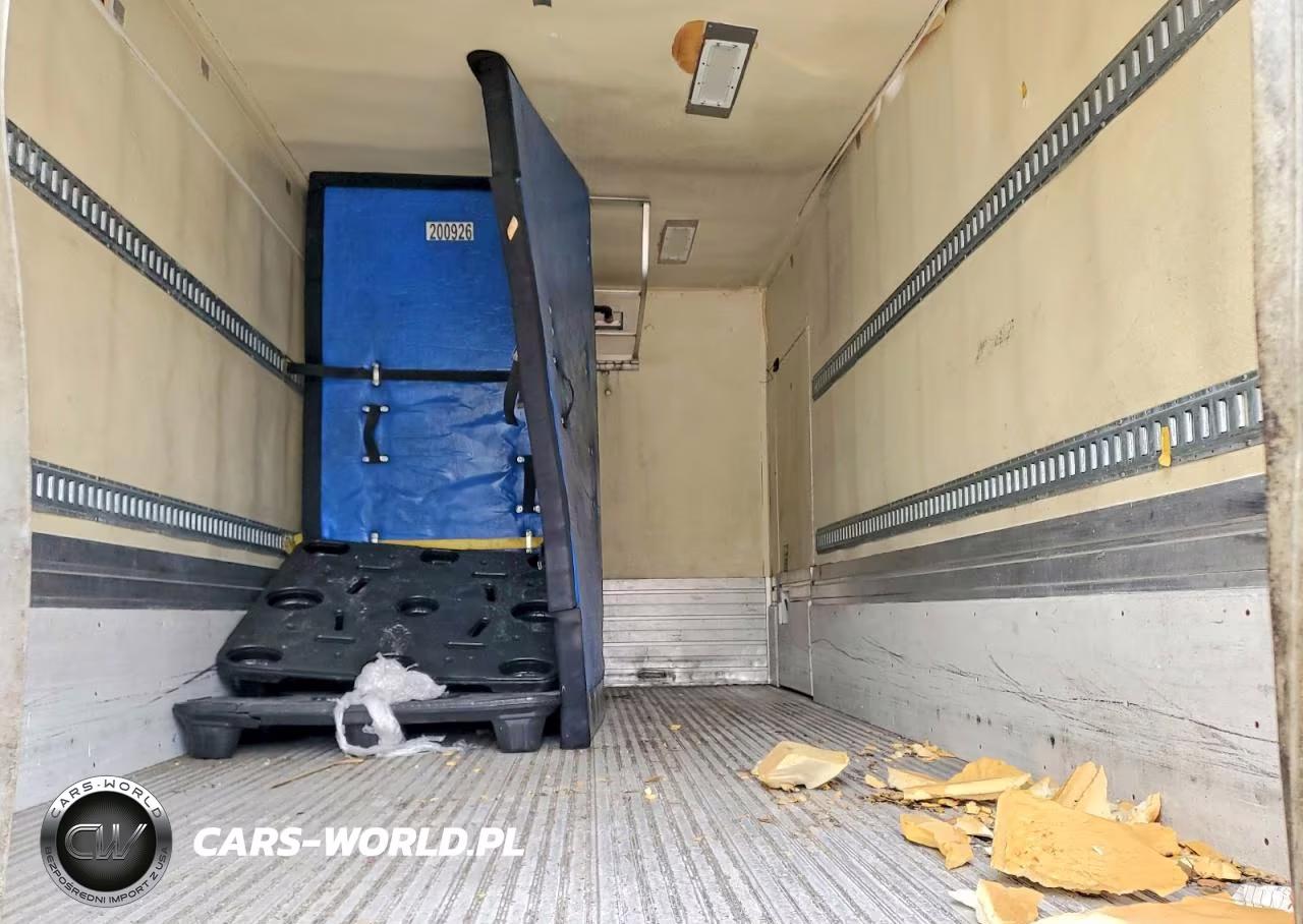 2018 Freightliner Business Class M2 Refrigerated Box Truck VIN:1FVACWFD8JHJM2161 - 10