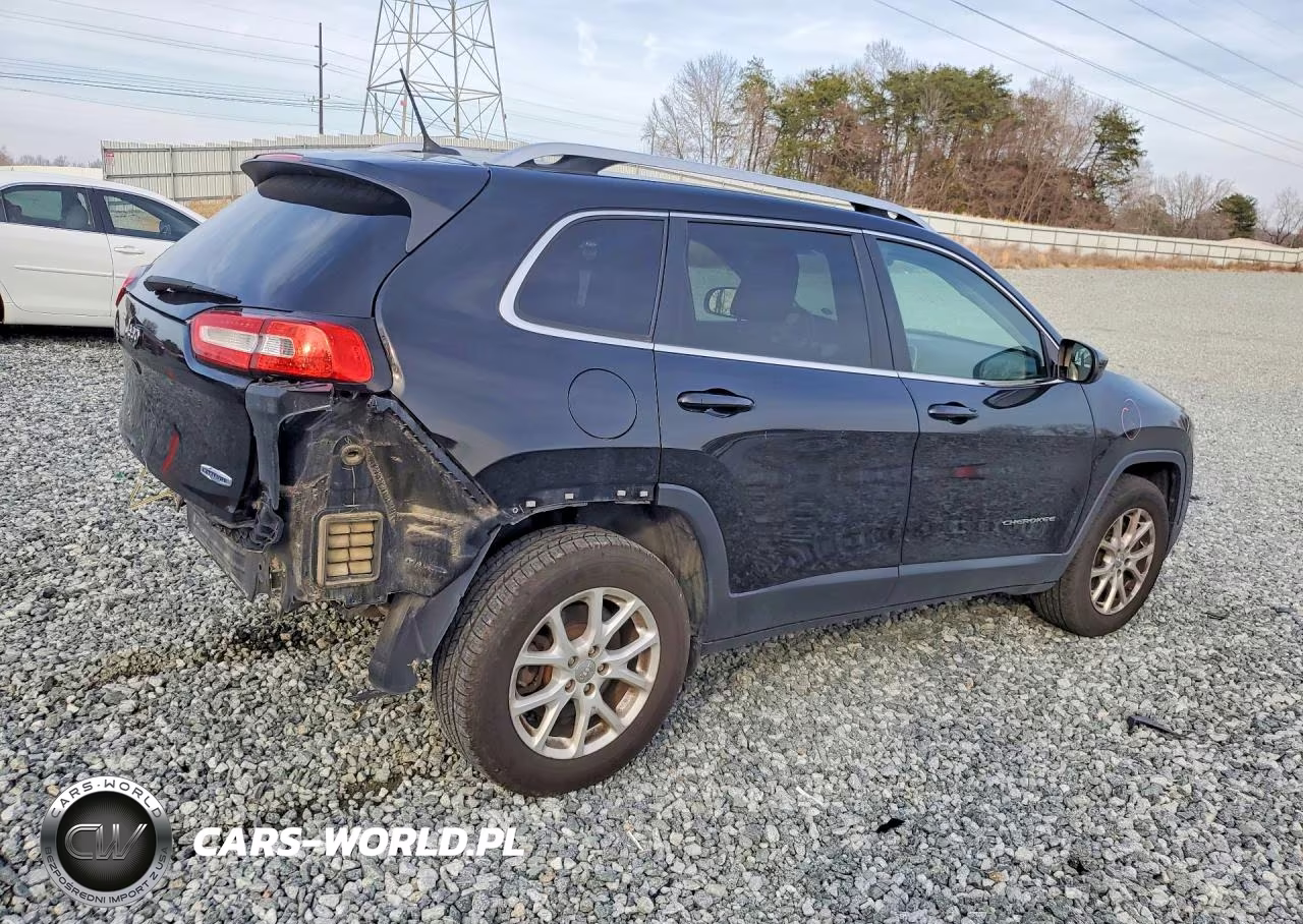 2018 Jeep Cherokee Latitude VIN:1C4PJMCB3JD563926 - 3