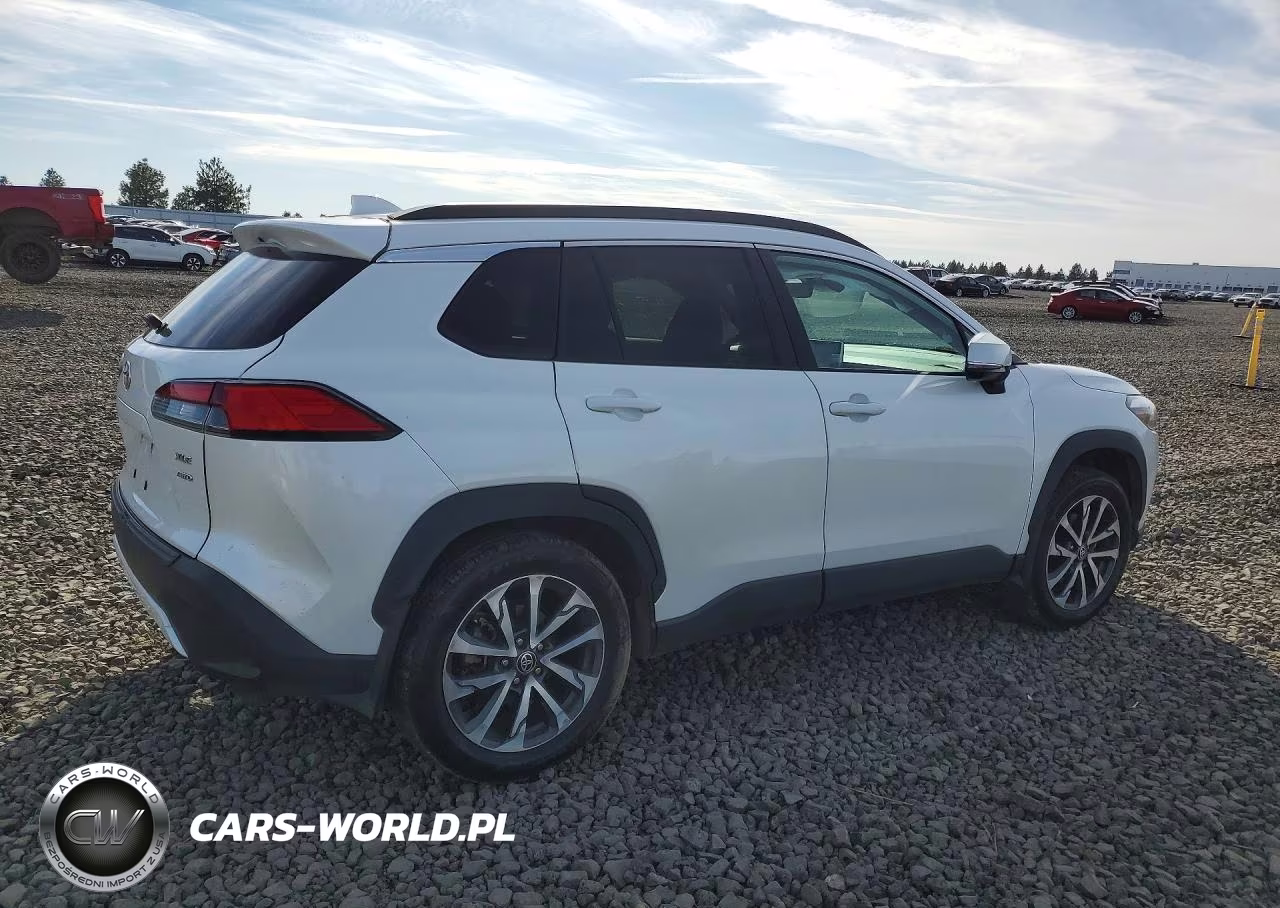 2022 Toyota Corolla Cross Xle VIN:7MUDAABGXNV010298 - 3