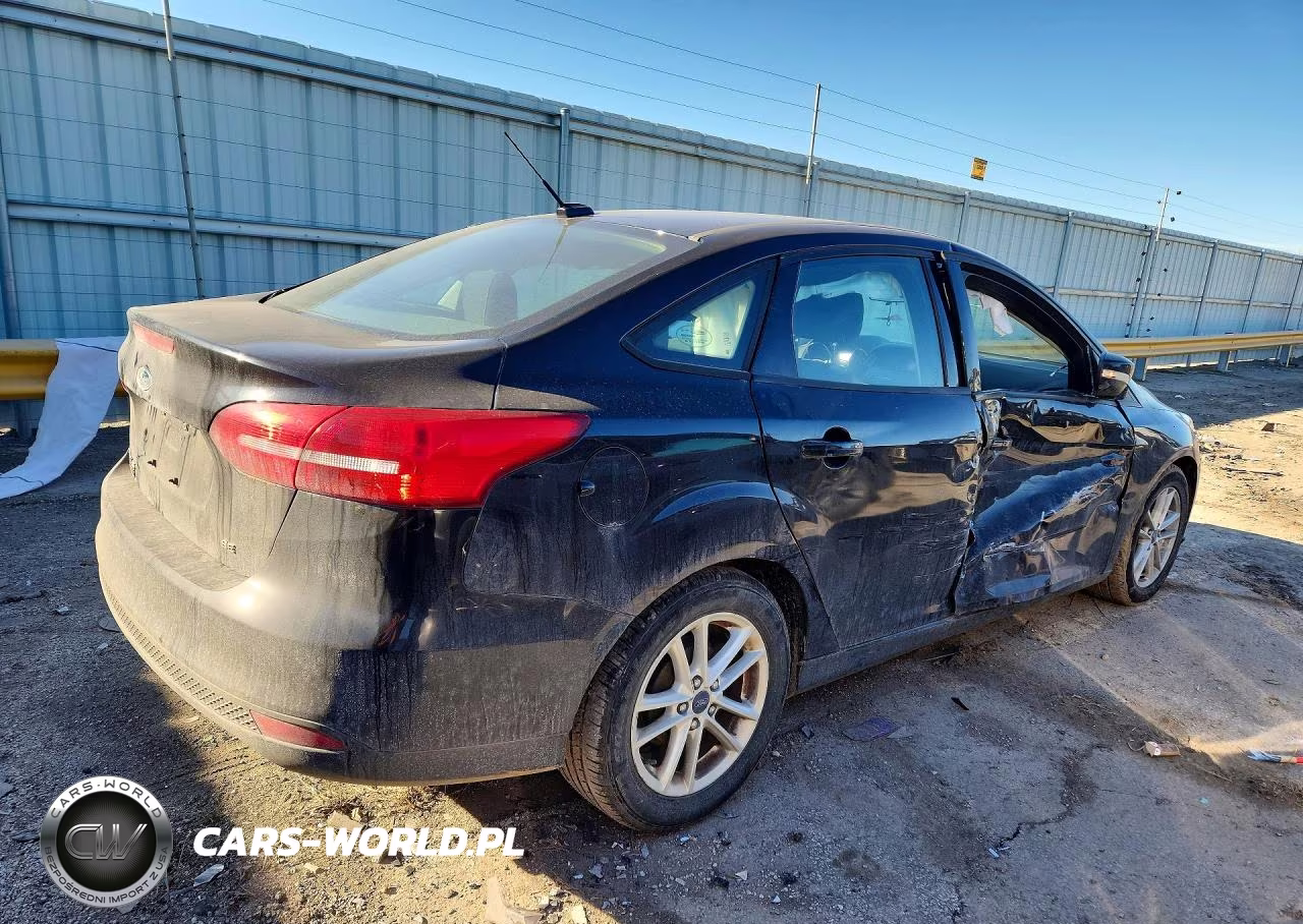 2017 Ford Focus Se VIN:1FADP3F28HL323414 - 3