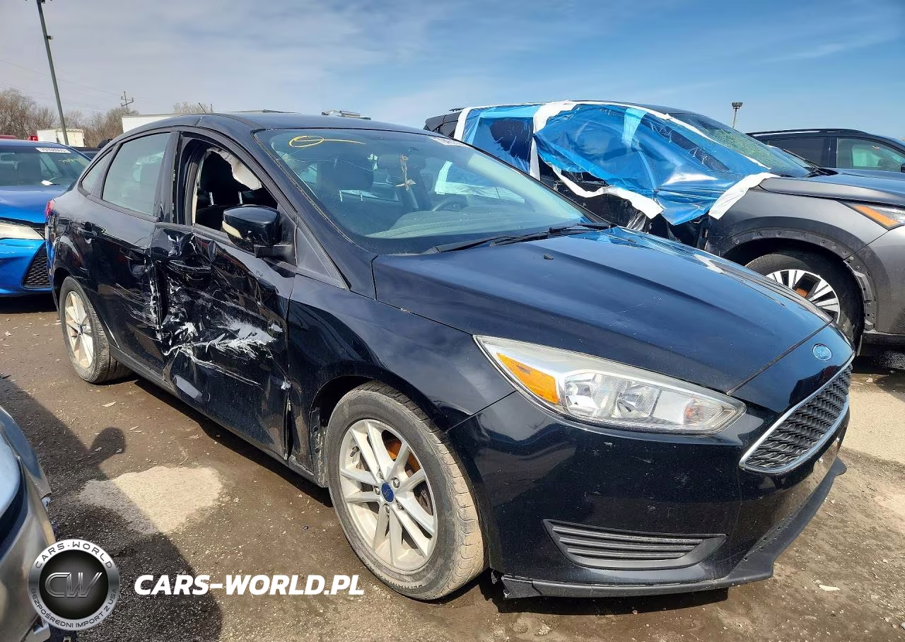2017 Ford Focus Se VIN:1FADP3F28HL323414 - 4