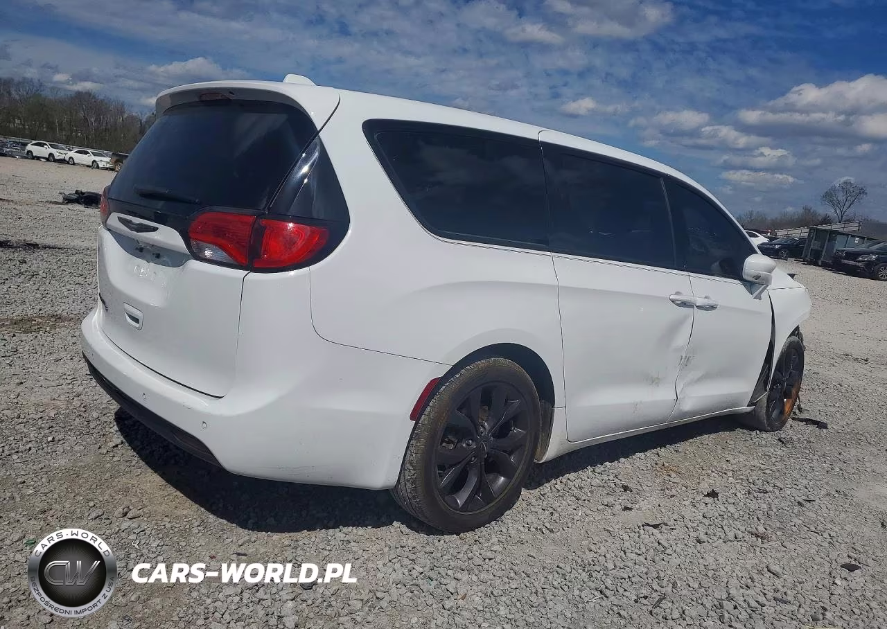 2018 Chrysler Pacifica Touring Plus VIN:2C4RC1FG7JR365517 - 3