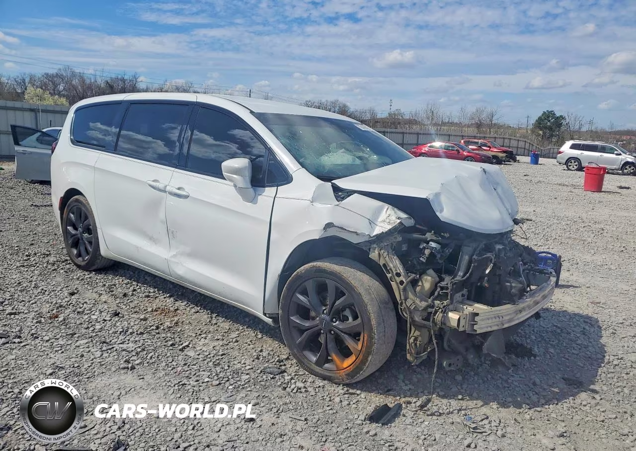 2018 Chrysler Pacifica Touring Plus VIN:2C4RC1FG7JR365517 - 4