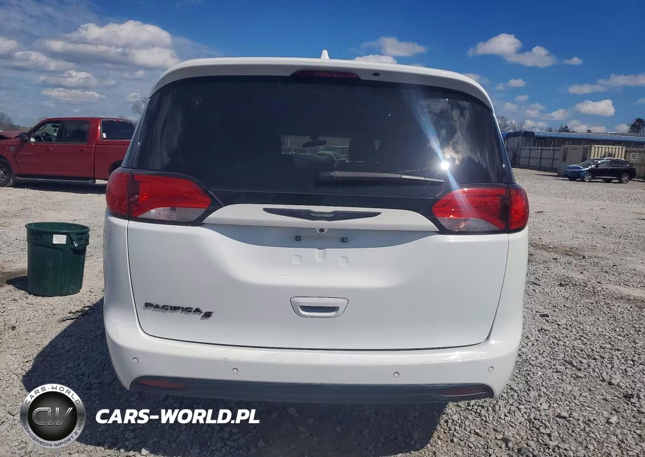 2018 Chrysler Pacifica Touring Plus VIN:2C4RC1FG7JR365517 - 6