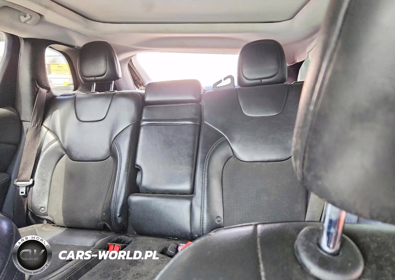 2019 Jeep Cherokee Latitude Plus VIN:1C4PJLLB5KD221082 - 10