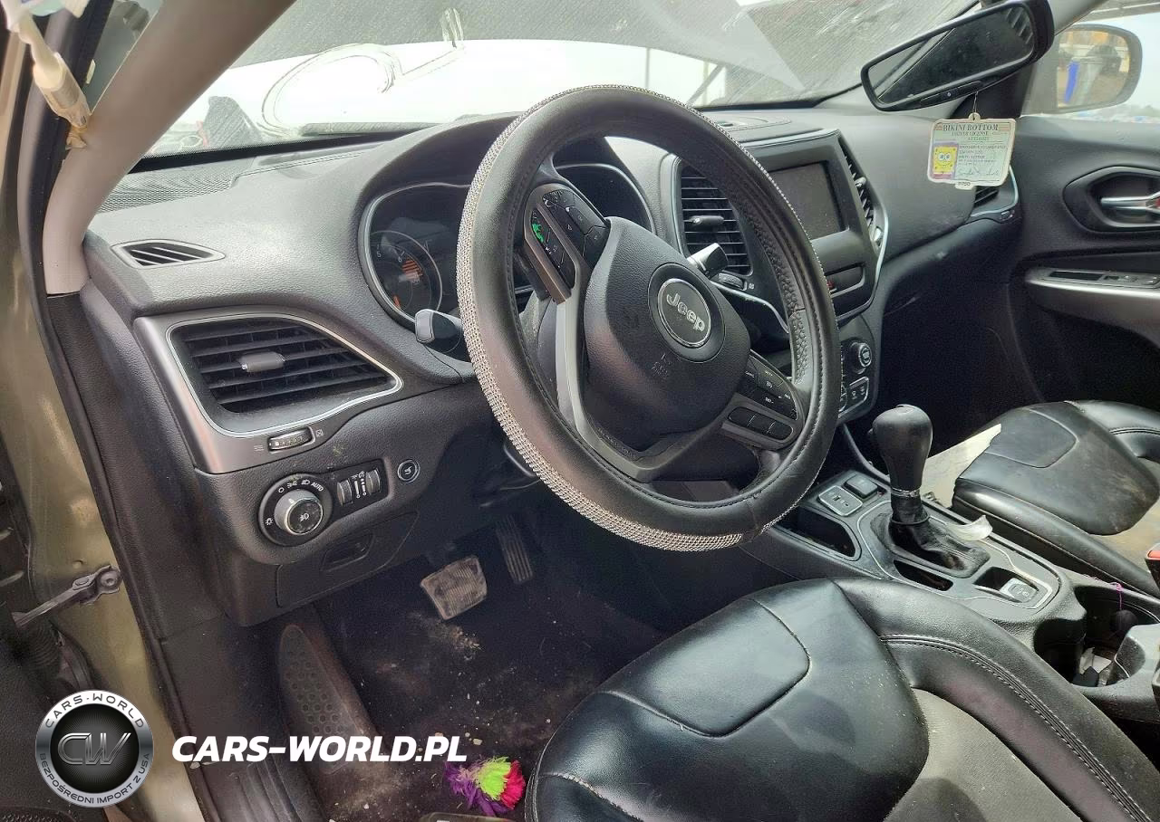 2019 Jeep Cherokee Latitude Plus VIN:1C4PJLLB5KD221082 - 8