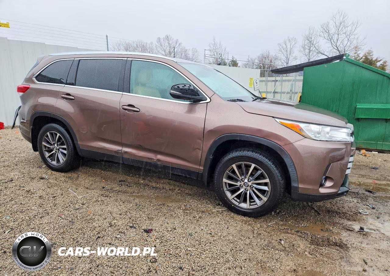 2019 Toyota Highlander Xle VIN:5TDJZRFH1KS708396 - 4
