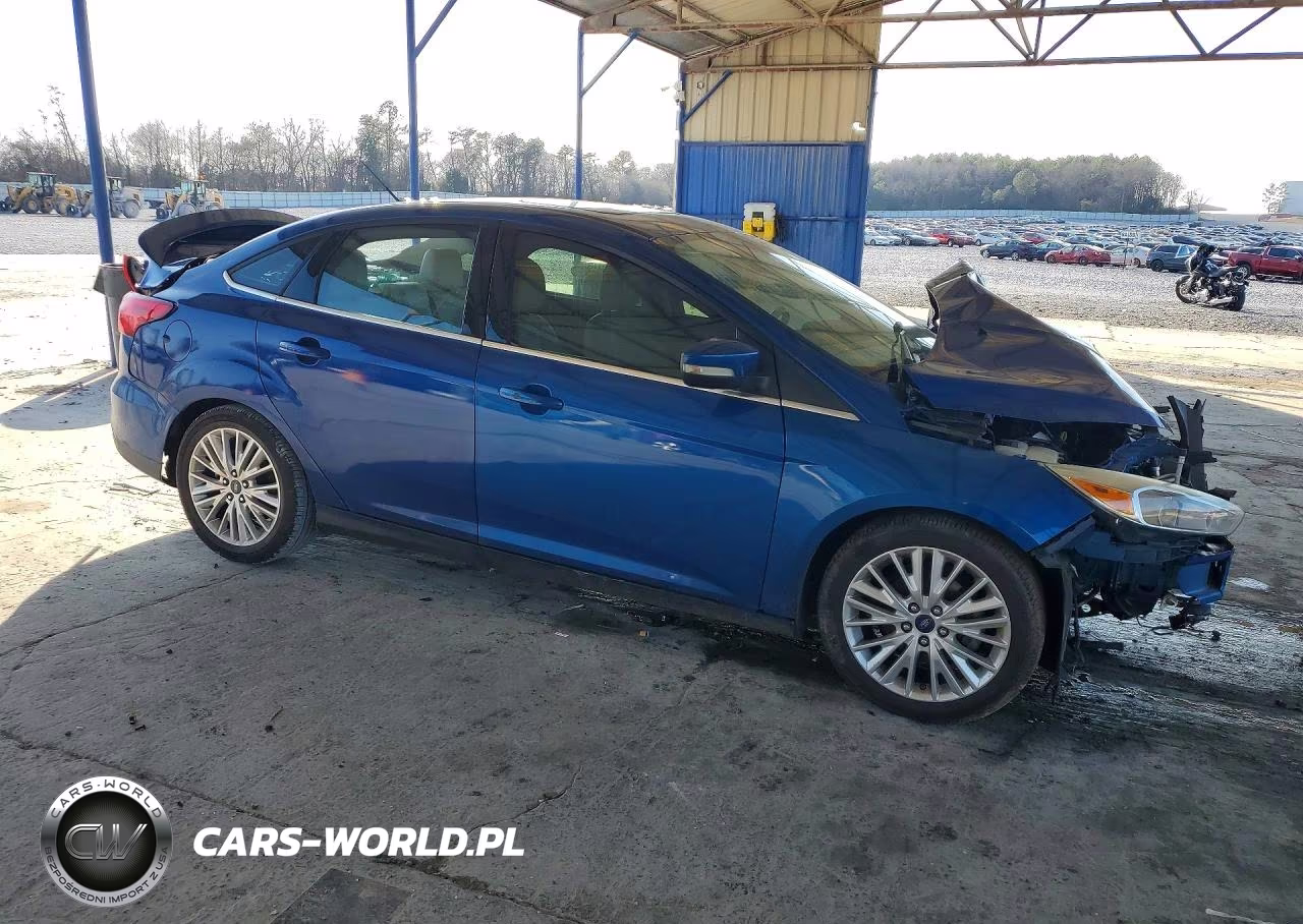 2018 Ford Focus Titanium VIN:1FADP3J23JL220690 - 4