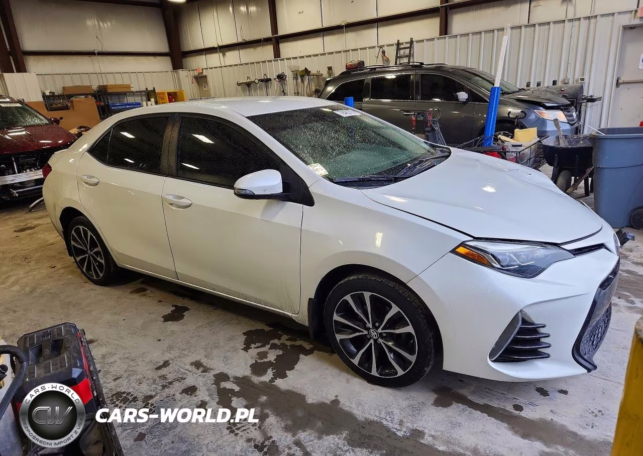 2018 Toyota Corolla VIN:5YFBURHE8JP811523 - 4