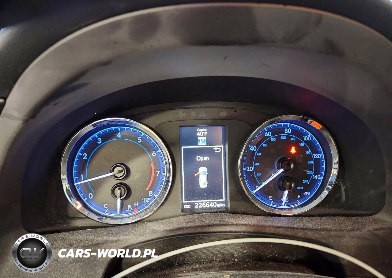 2018 Toyota Corolla VIN:5YFBURHE8JP811523 - 9