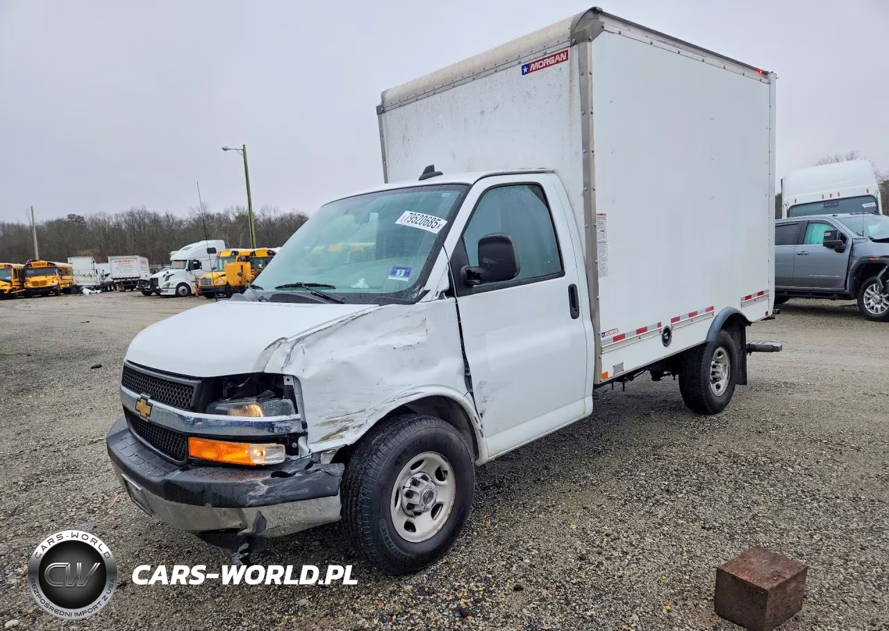 2022 Chevrolet Express Box Truck