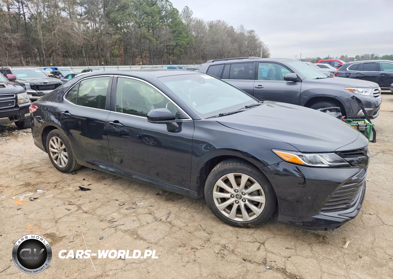 2018 Toyota Camry Le VIN:JTNB11HK9J3015142 - 4