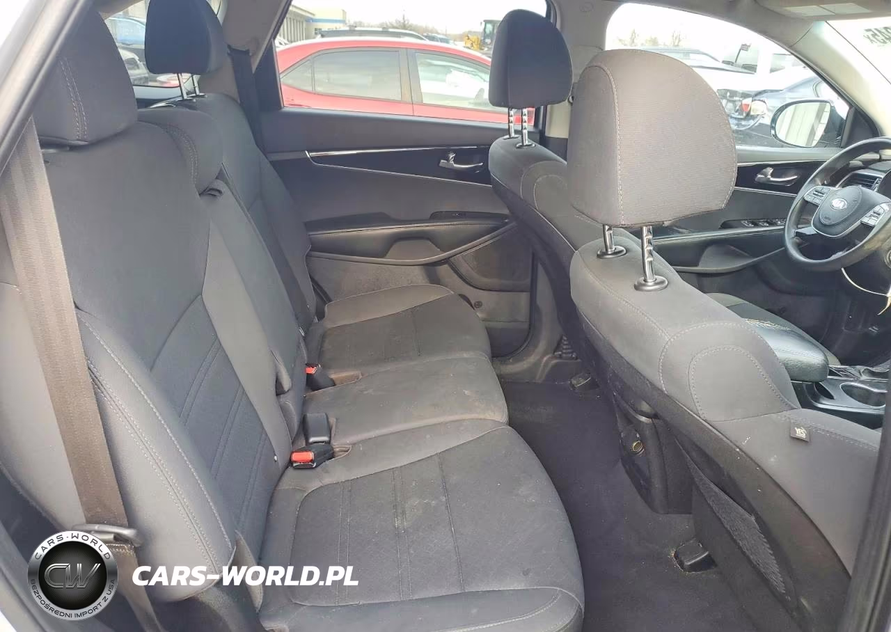 2019 Kia Sorento L VIN:5XYPG4A38KG587135 - 11