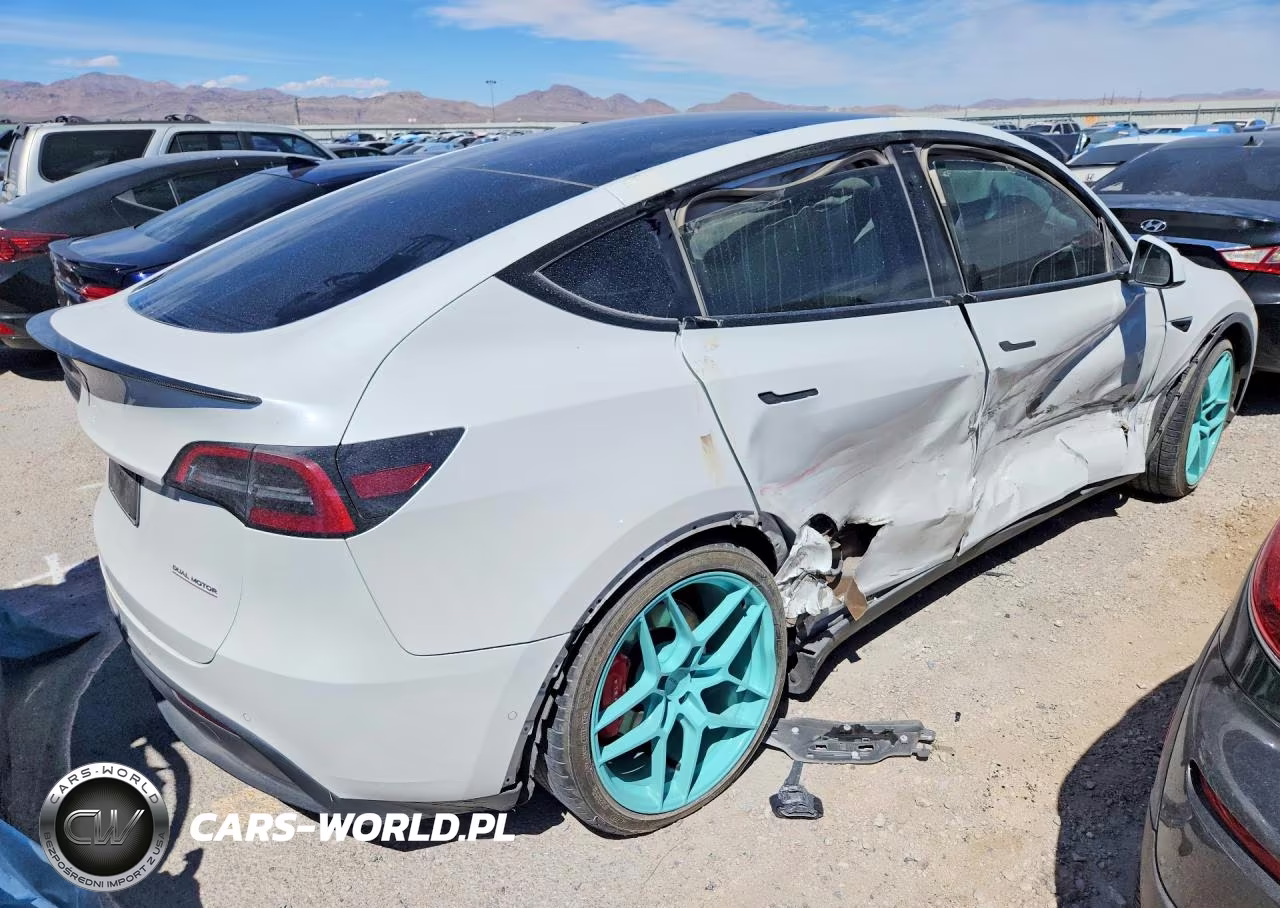 2022 Tesla Model Y VIN:7SAYGDEF3NF407048 - 3
