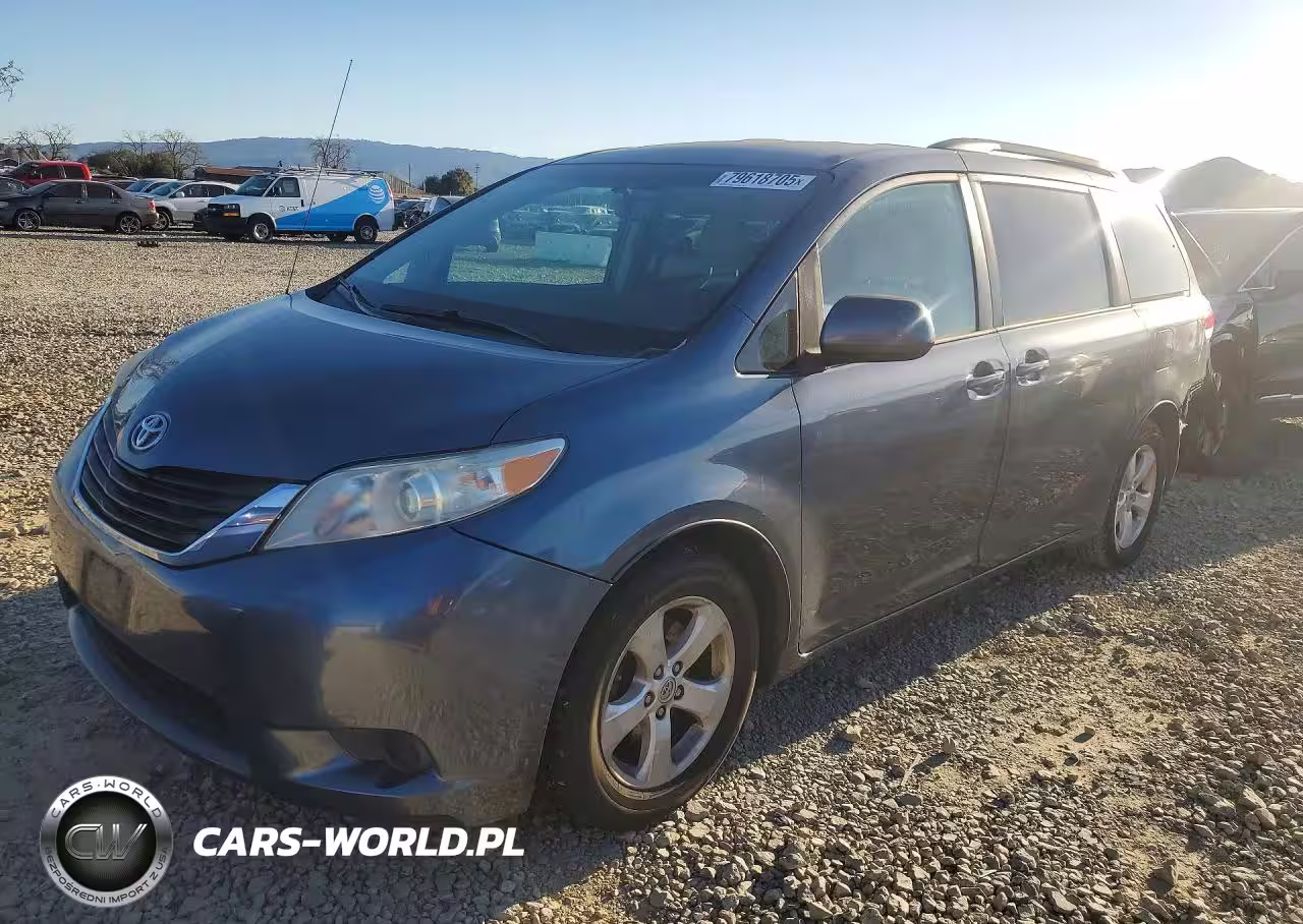 2014 Toyota Sienna Le 8-Passenger
