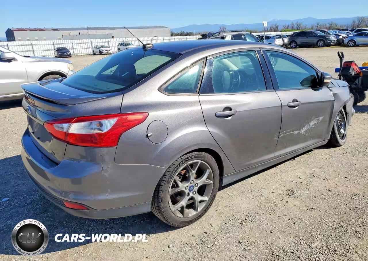 2014 Ford Focus Se VIN:1FADP3F21EL323962 - 3