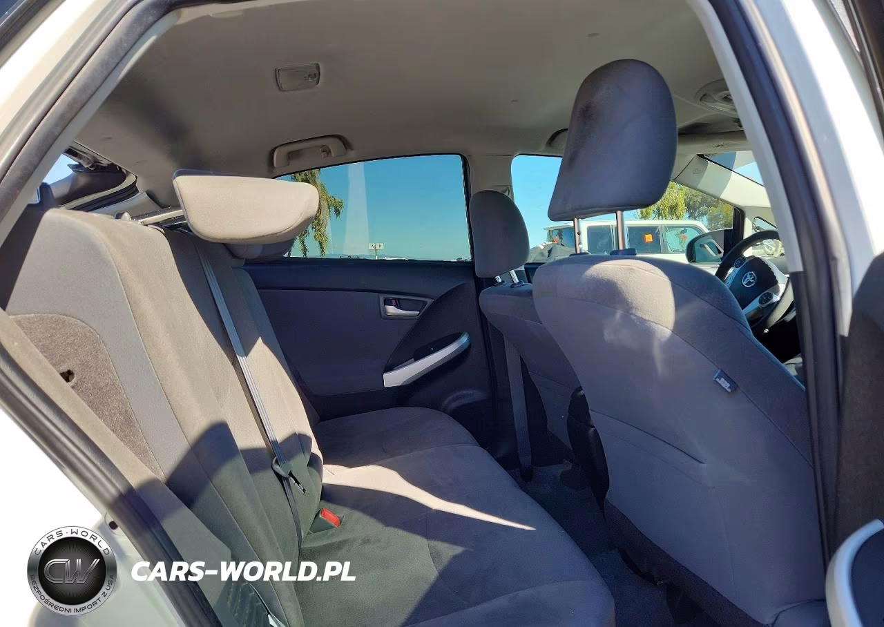 2015 Toyota Prius Two VIN:JTDKN3DU8F0418324 - 10