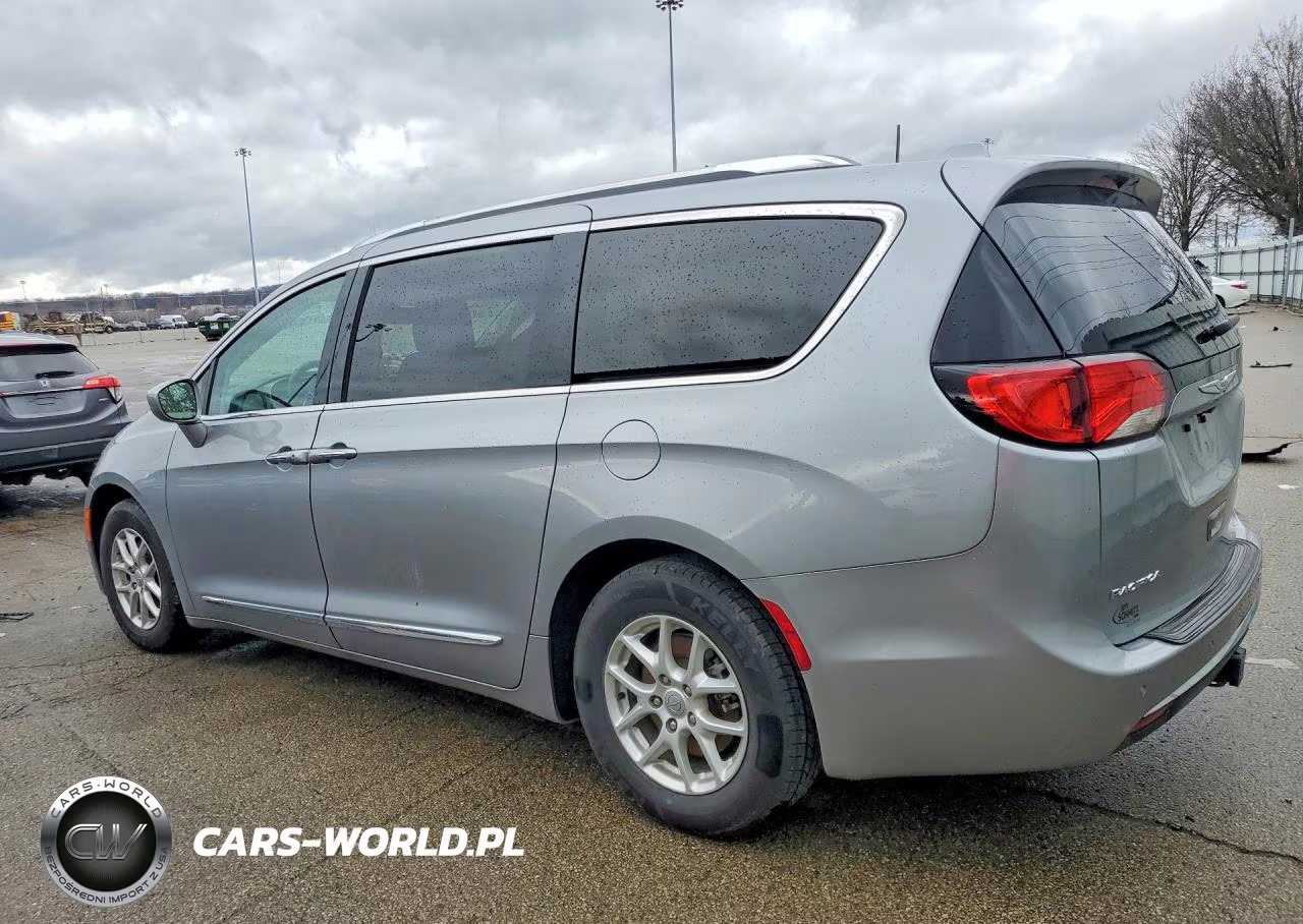 2020 Chrysler Pacifica Touring L VIN:2C4RC1BGXLR112832 - 2
