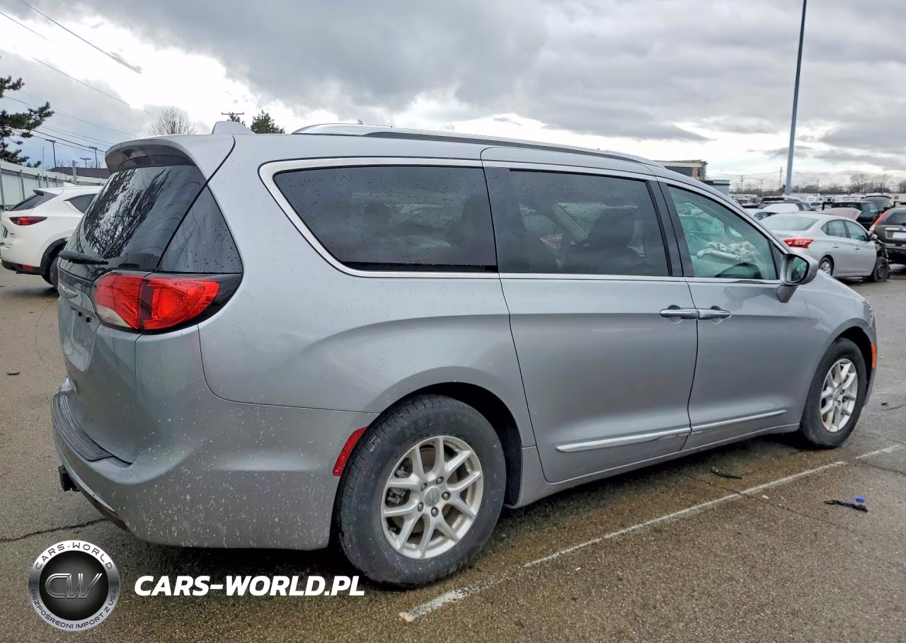 2020 Chrysler Pacifica Touring L VIN:2C4RC1BGXLR112832 - 3