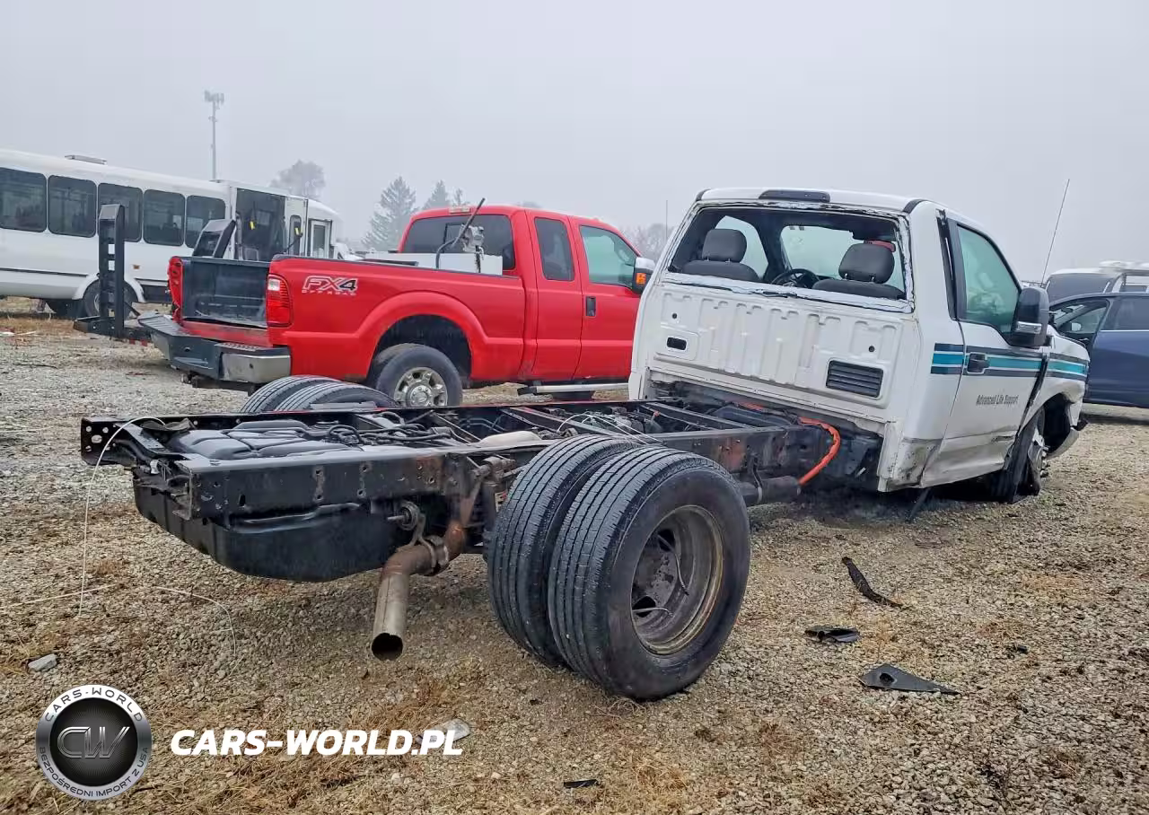 2019 Ford F350 Super Duty Truck Cab And Chassis VIN:1FDRF3GT2KEE59538 - 3