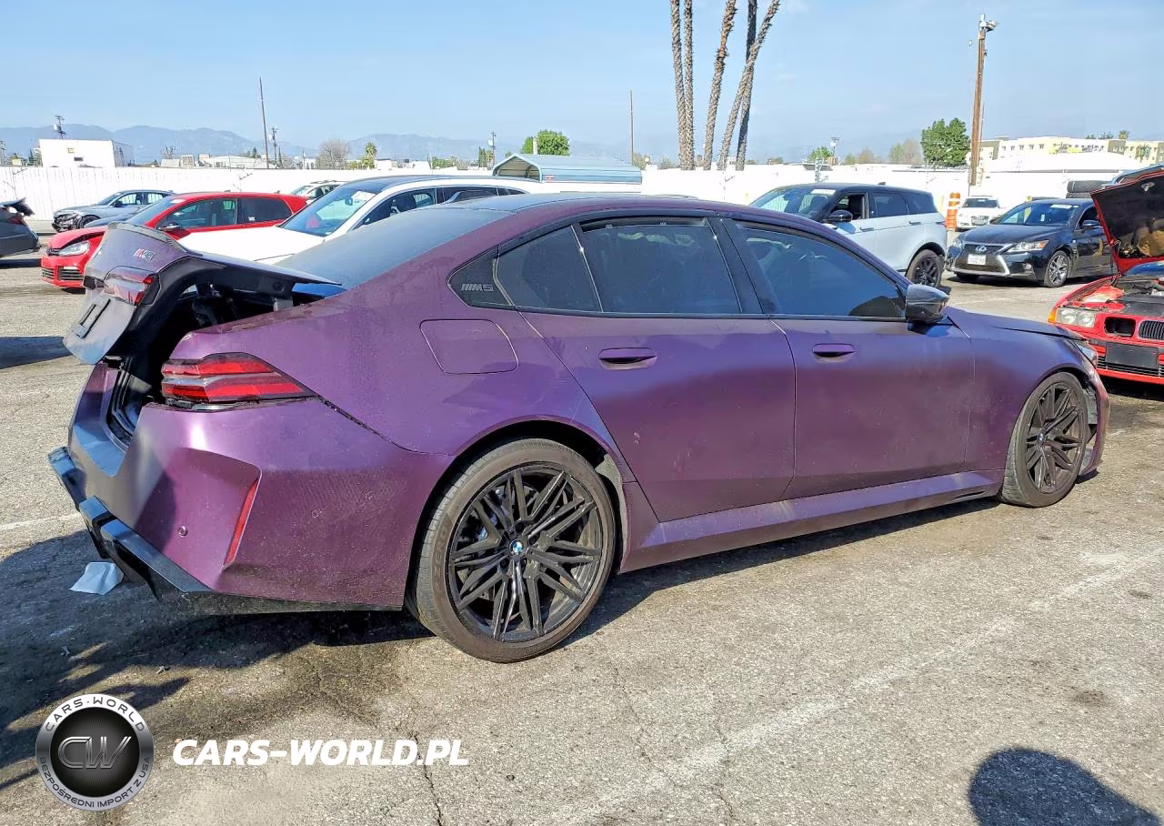 2025 BMW M5 VIN:WBS83FK00SCU35556 - 3