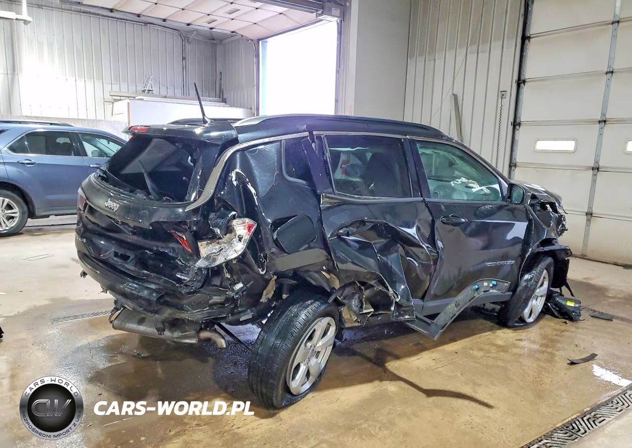 2018 Jeep Compass Latitude VIN:3C4NJDBBXJT270656 - 3