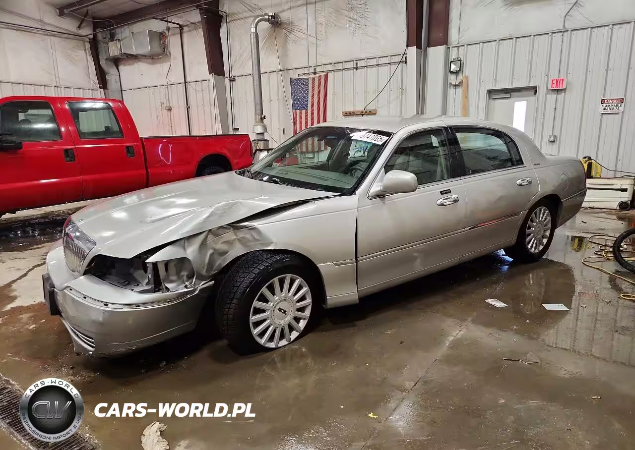 2005 Lincoln Town Car Signature