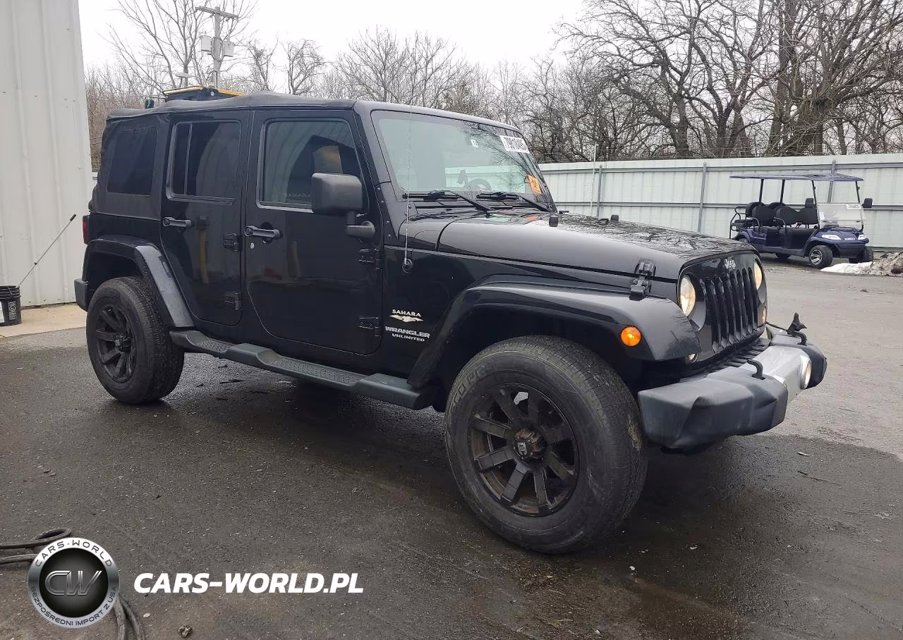 2015 Jeep Wrangler Unlimited Sahara VIN:1C4HJWEG3FL756552 - 4