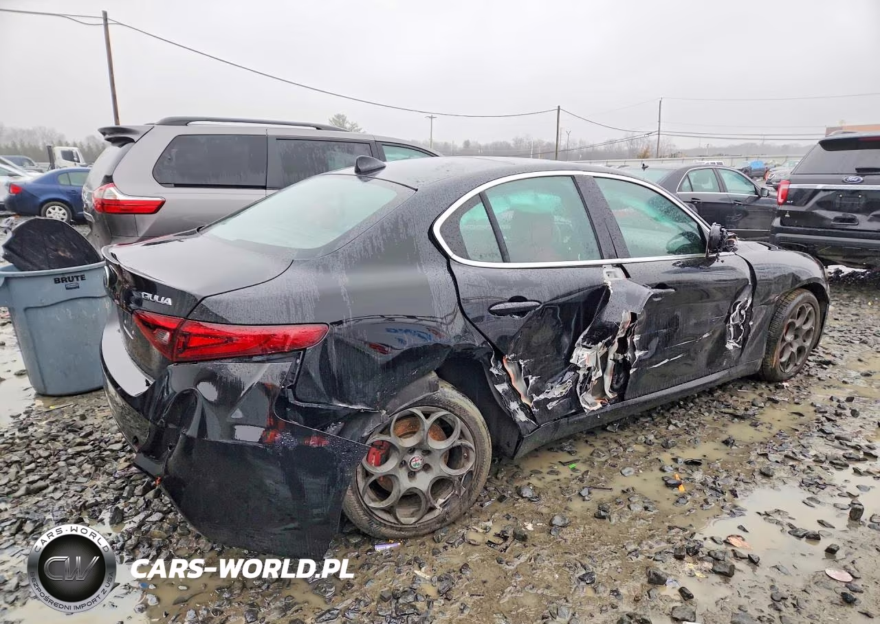 2017 Alfa Romeo Giulia Q4 VIN:ZARFAEDN0H7551127 - 3