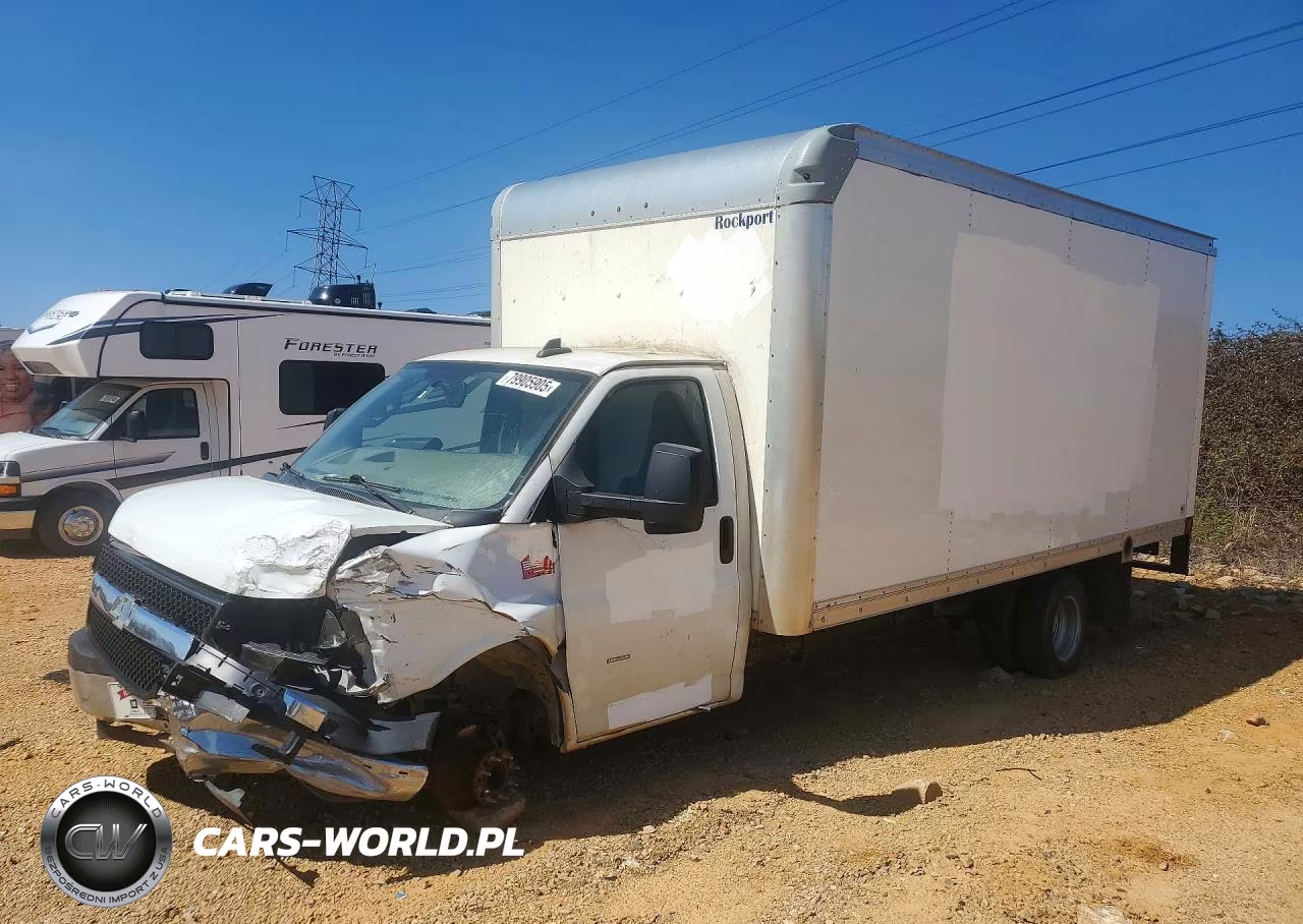 2022 Chevrolet Express Box Truck