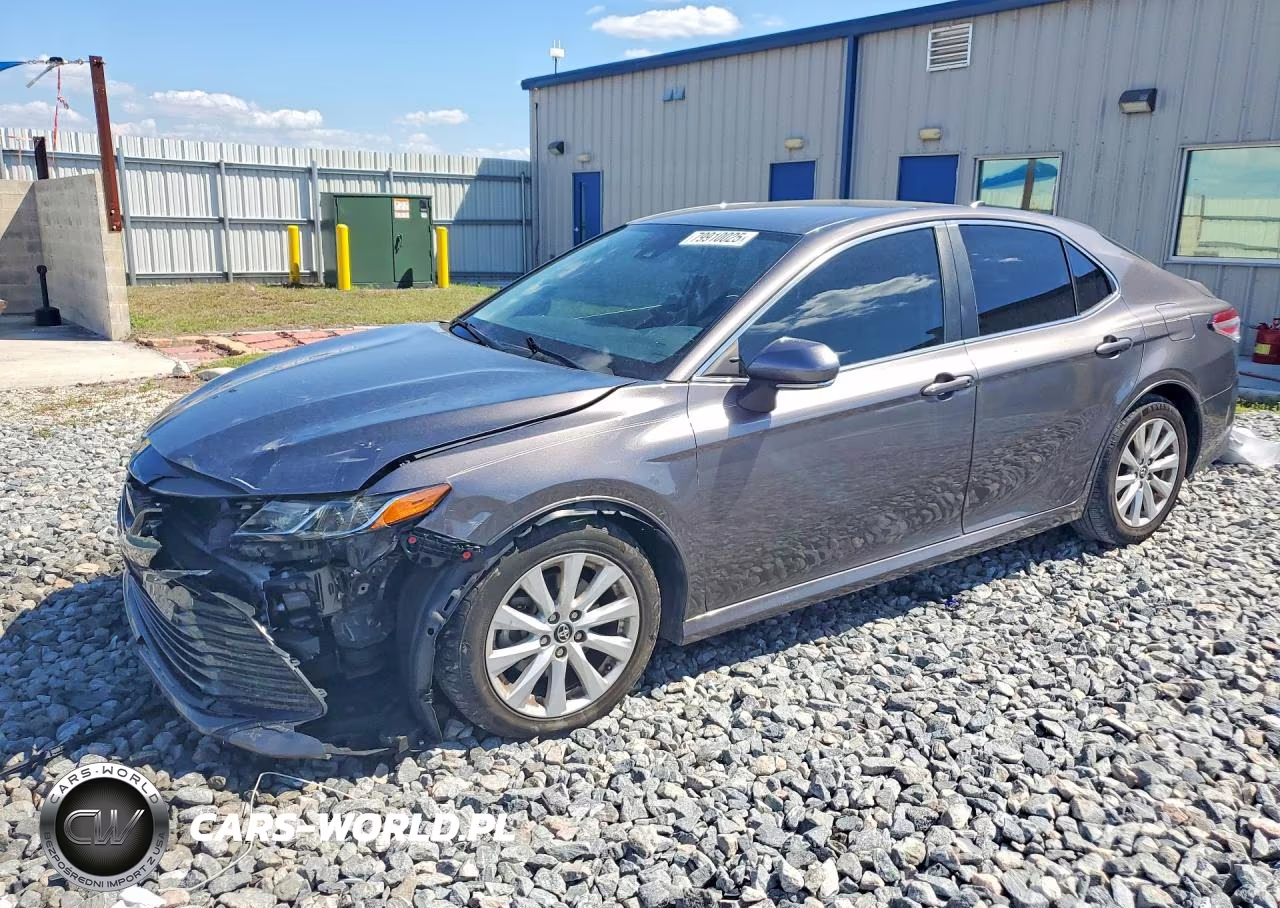 2020 Toyota Camry Le – zdjęcie 1 z 13