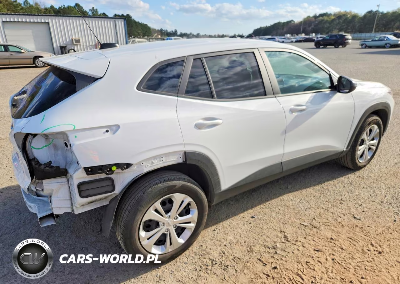2025 Chevrolet Trax Ls VIN:KL77LFEP2SC242186 - 3