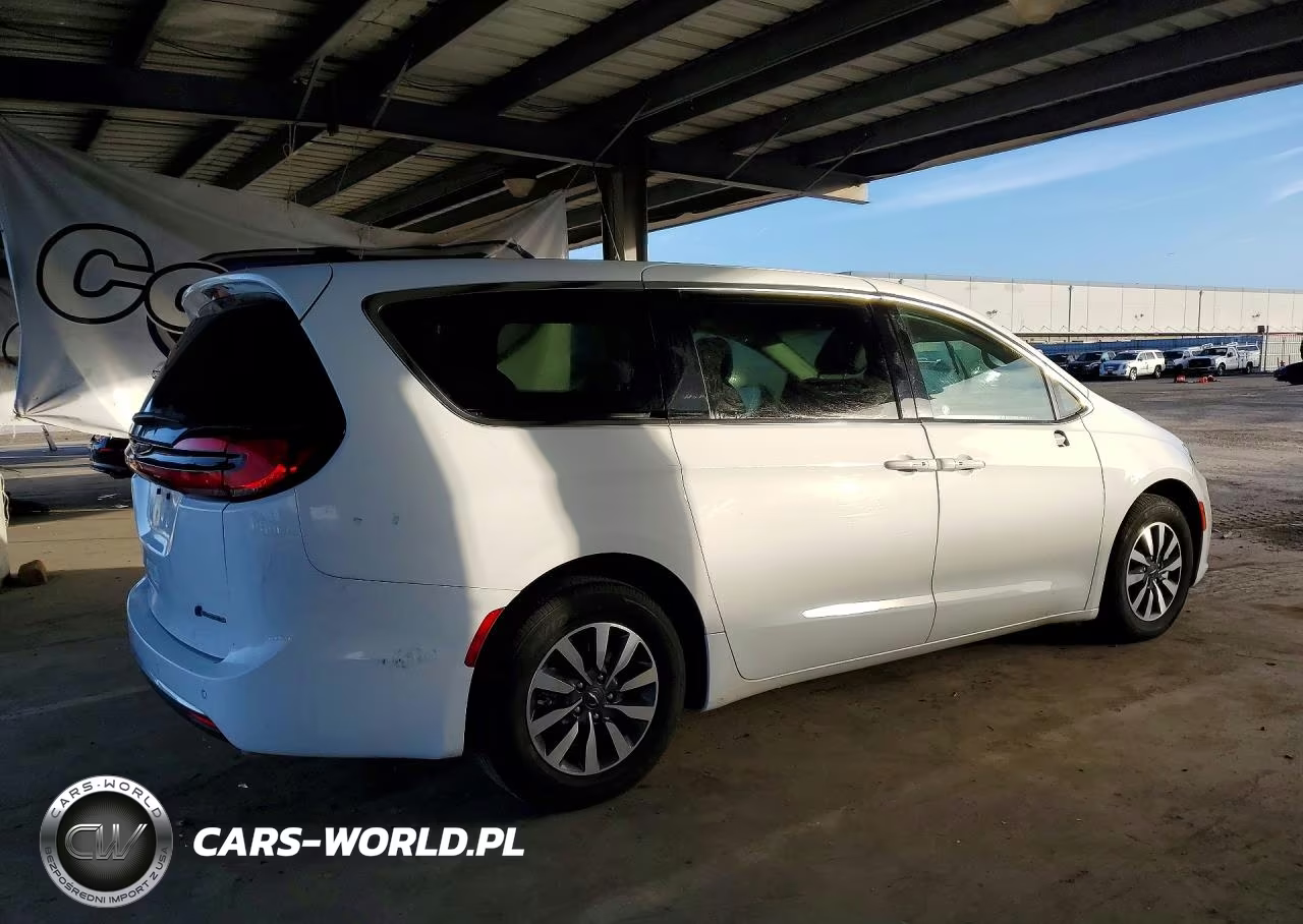 2023 Chrysler Pacifica Hybrid Touring L VIN:2C4RC1L78PR588565 - 3