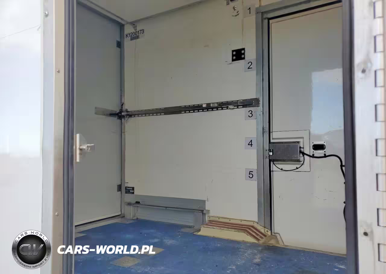 2020 Ford Transit Delivery Truck VIN:1FDBW5Z86LKB30317 - 11