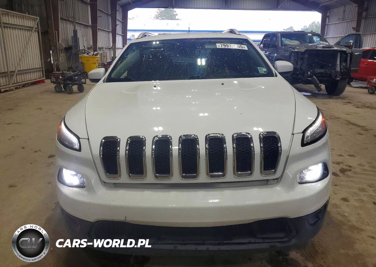 2018 Jeep Cherokee Latitude Plus VIN:1C4PJLLX7JD556628 - 5