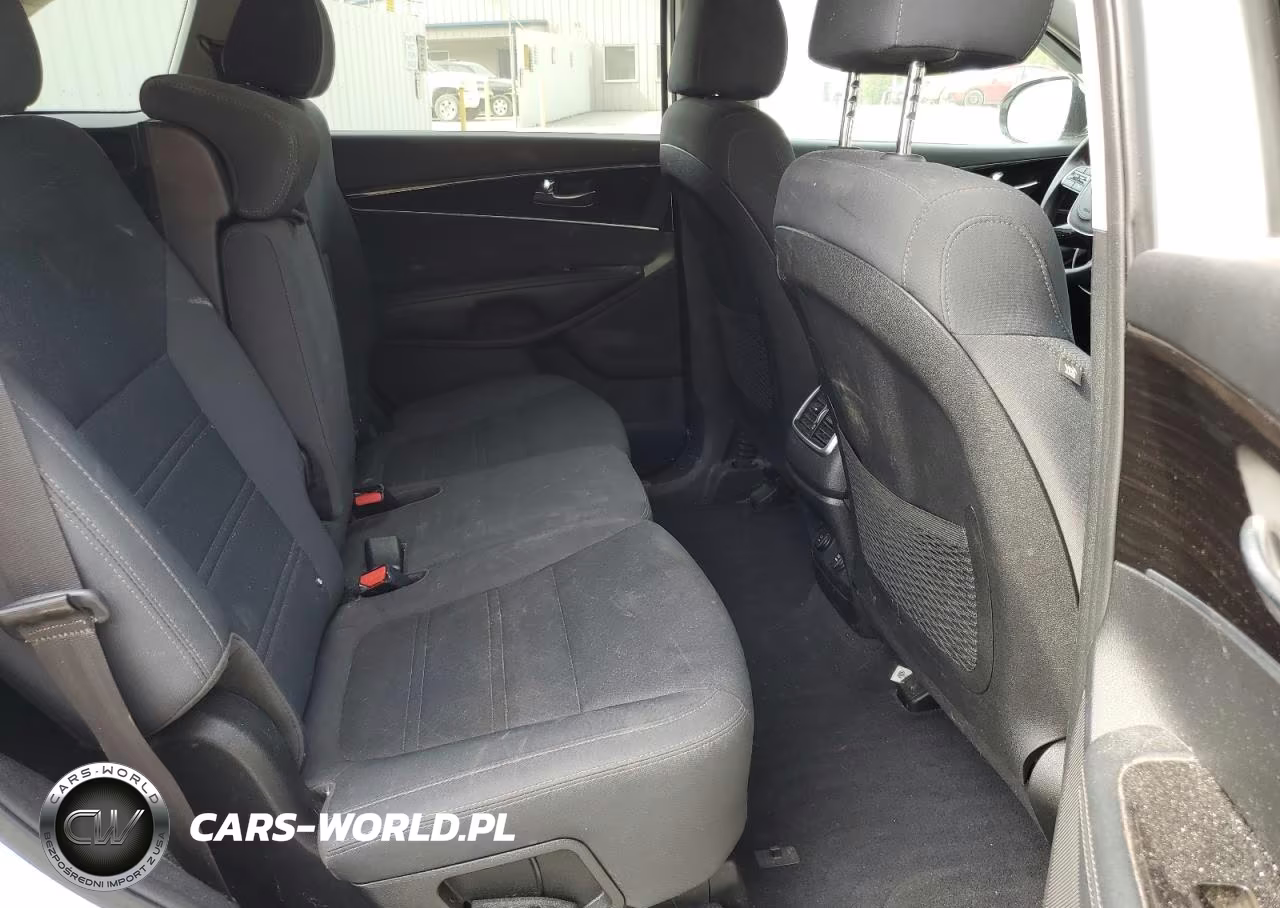 2019 Kia Sorento L VIN:5XYPGDA30KG573844 - 11