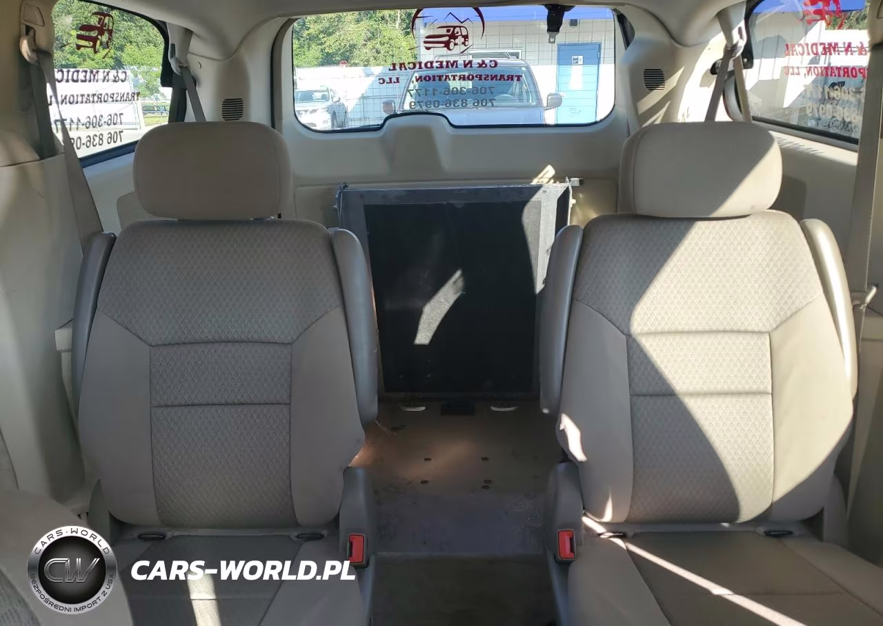 2010 Chrysler Town & Country Lx VIN:2A4RR2D10AR330346 - 10