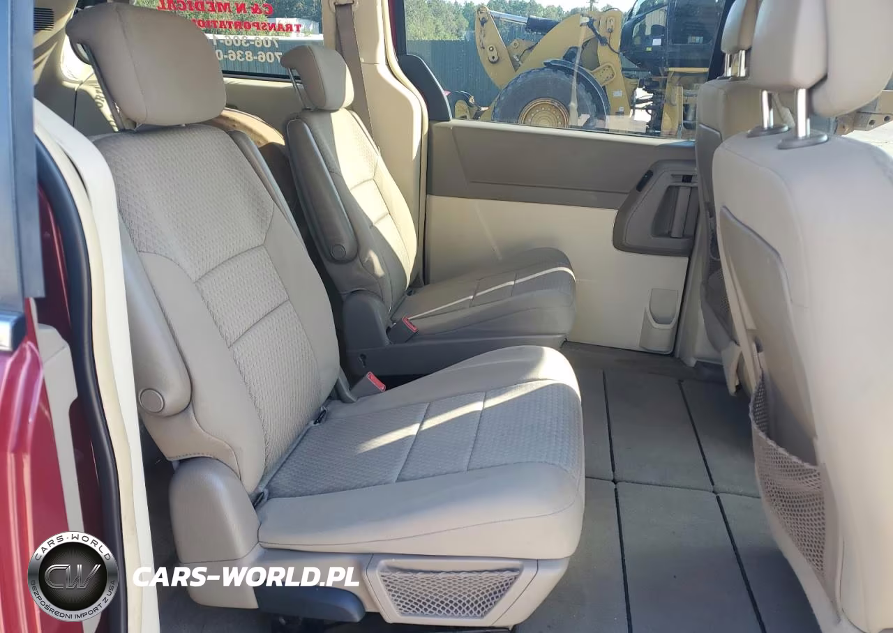 2010 Chrysler Town & Country Lx VIN:2A4RR2D10AR330346 - 11