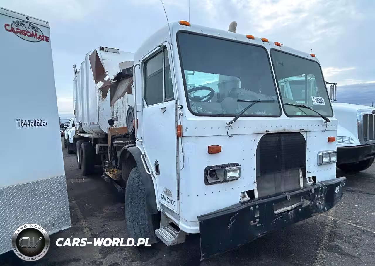 2003 Peterbilt 320 Refuse Truck