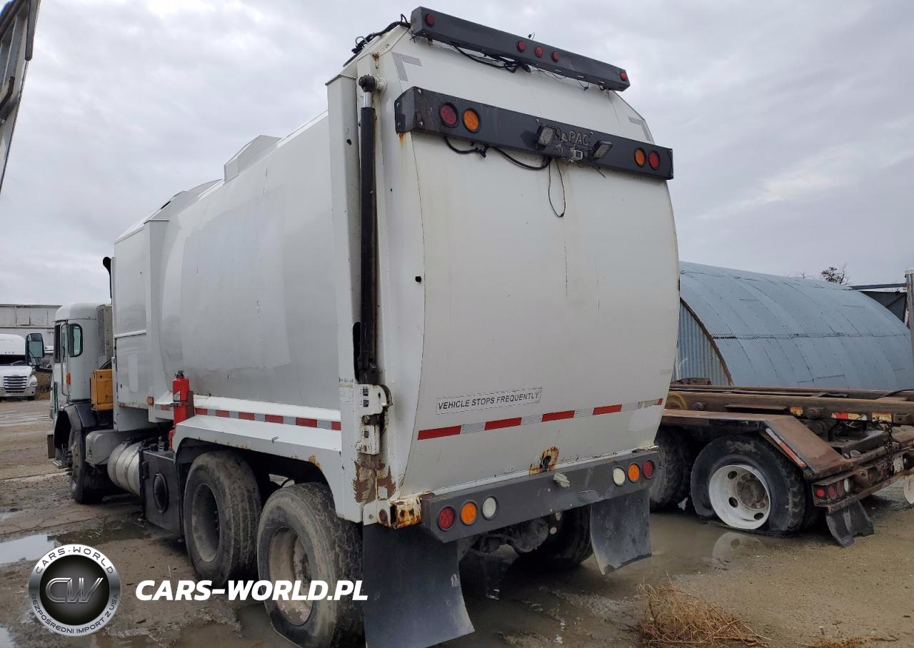 2015 Peterbilt 320 Refuse Truck VIN:3BPZLJ0XXFF269702 - 3