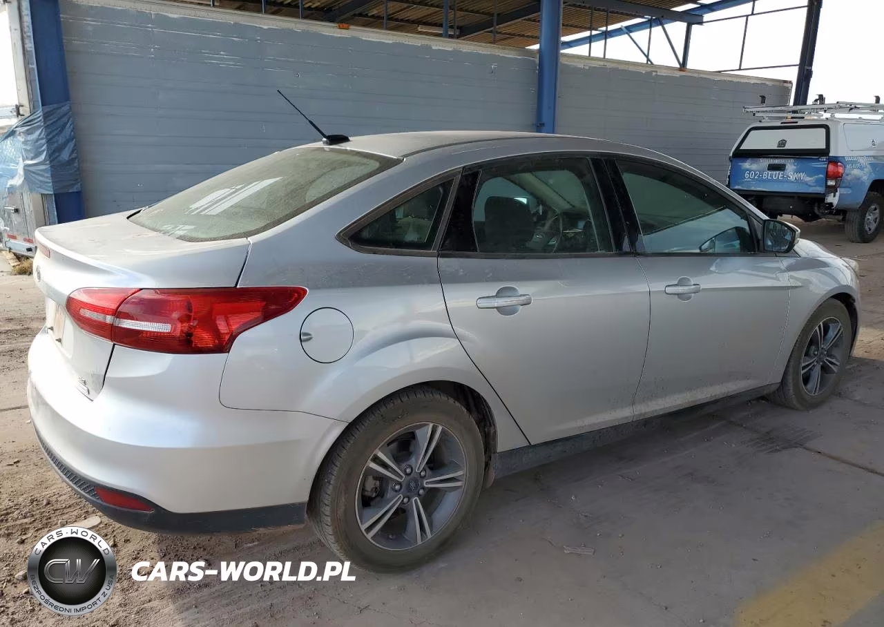 2017 Ford Focus Se VIN:1FADP3FE1HL258156 - 3