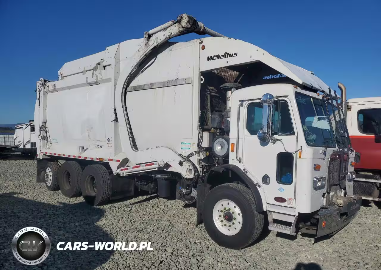 2013 Peterbilt 320 Refuse Truck
