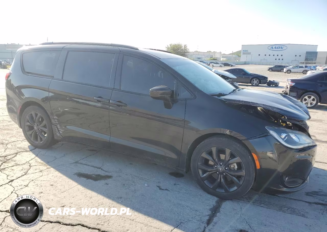 2019 Chrysler Pacifica Touring L Plus VIN:2C4RC1EGXKR548574 - 4