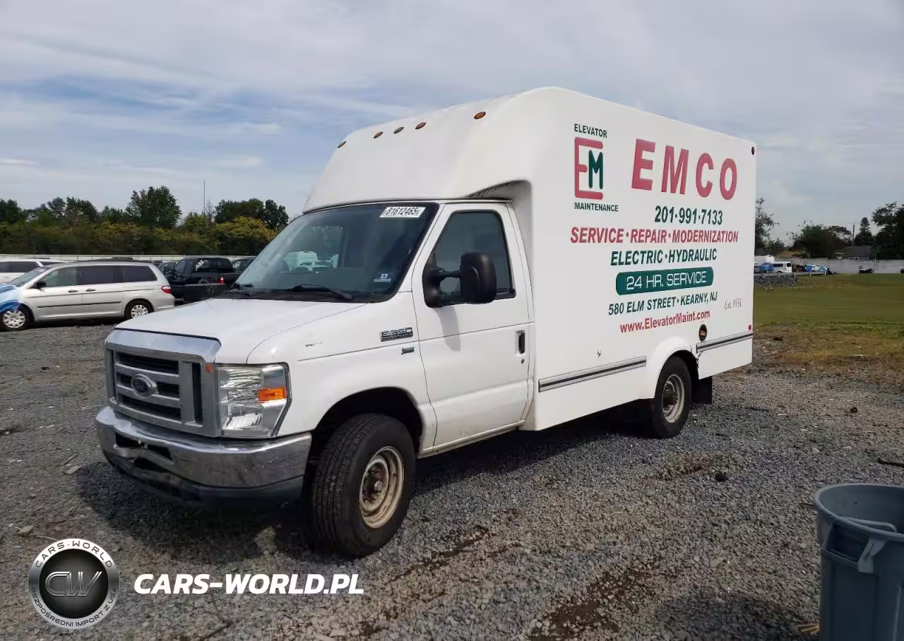 2013 Ford Econoline E350 Super Duty Cutaway Van