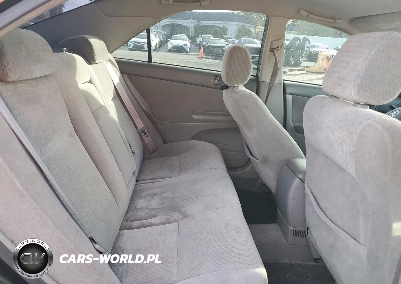 2002 Toyota Camry Le VIN:JTDBE32K220035359 - 10
